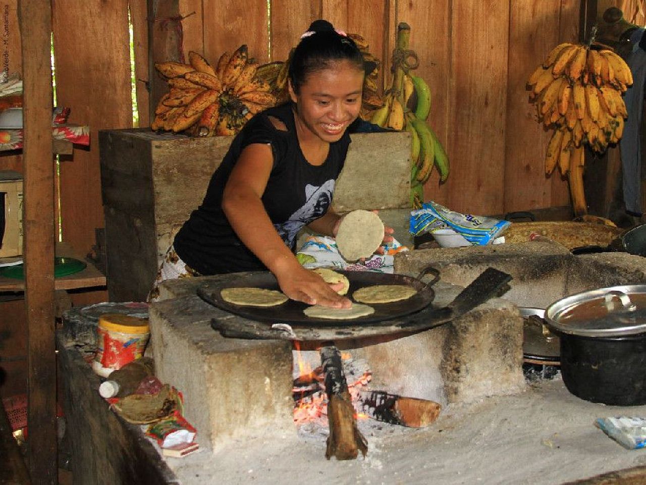 Frau steht an einem energiesparenden Kochherd und kocht. ©OroVerde - M. Santamaria