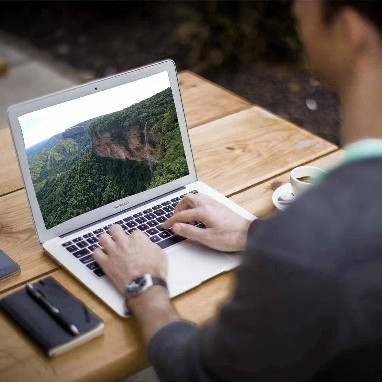 Person arbeitet an einem Laptop