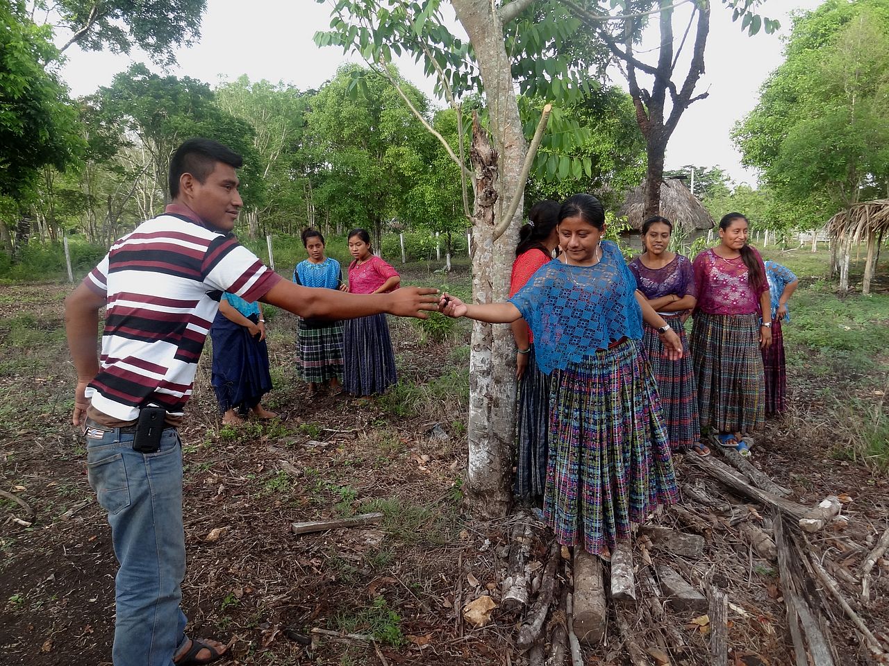 Im Nationalpark Sierra del Lacandón sind Jugendliche für den Regenwaldschutz aktiv. Jugendliche Guatemala- Regenwaldschutz
