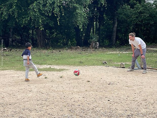 Auch im Regenwald wird Fußball gespielt. Hier spielt ein Kind unseres Projektpartners mit unserem Presssprecher Christian Neeb Fußball. Christian steht im Tor. ©OroVerde – M. Schulze-Vorberg