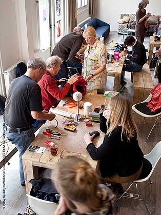 Blick auf freiwillige Helfer in einem Repair-Café-