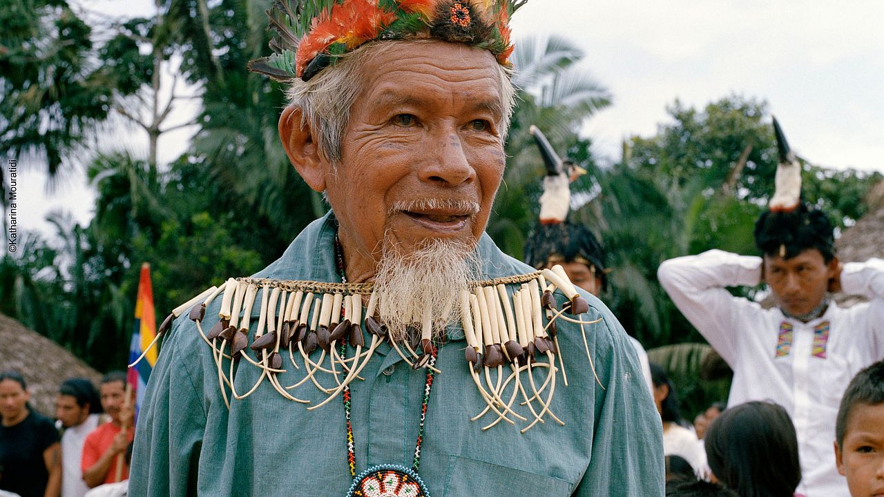 Ein Mann trägt traditionellen Schmuck, Sarayaku ©Katharina Mouratidi