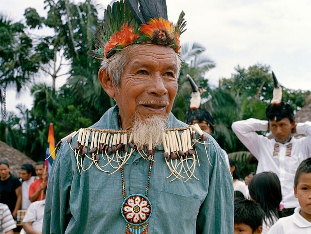 Mann aus Sarayaku mit traditionellem Schmuck.