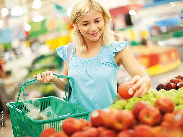 Frau im Supermarkt ©skynesher-istock