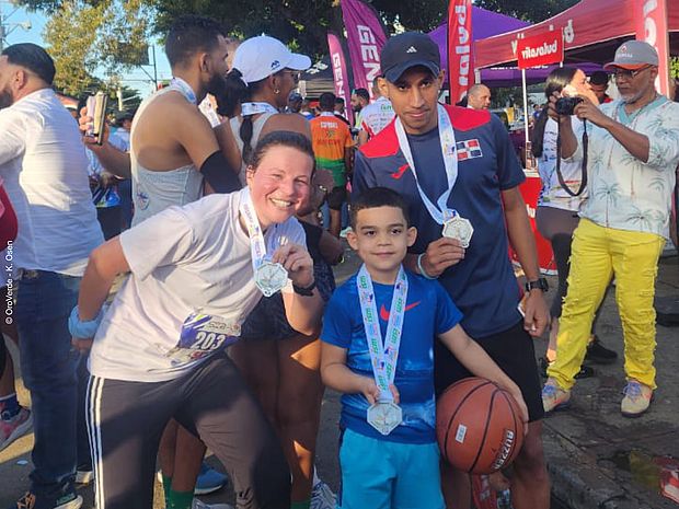 Kristina Osen, Javier und Isael beim 5-Kilometer-Lauf „Santiago Rodríguez Corre“. © OroVerde | Kristina O.