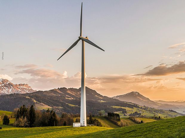 Ein Windrad in der weiten Landschaft: Erneuerbare Energien sind in Deutschland auf dem Vormarsch. ©Pexels
