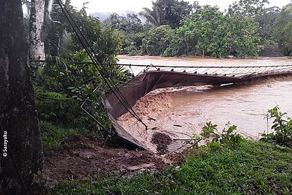 Die Überschwemmung brachte die Brücke über den Bobonaza-Fluss zum Einsturz. ©Sarayaku