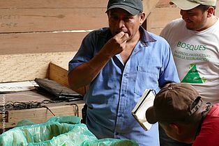 Qualitätskontrolle der Rohkakaobohnen beim Käufer. ©OroVerde/Michael Metz