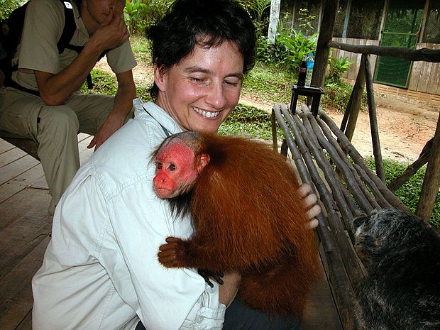 Elisabeth Kalko mit Rotem Uakari. © Elisabeth-Kalko-Stiftung