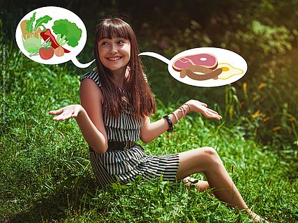Jugendliche überlegt, ob Sie Fleisch oder Gemüse essen soll