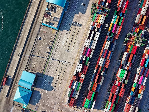 Container im Frachthafen ©Tom Fisk - Pexels