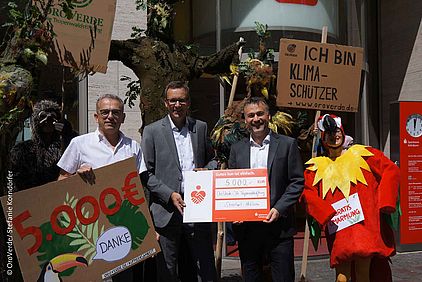 Die Sparkasse Köln/Bonn Filiae am Freidensplatz überreichte OroVerde eine Spende von 5000 Euro für den Regenwaldschutz. ©OroVerde