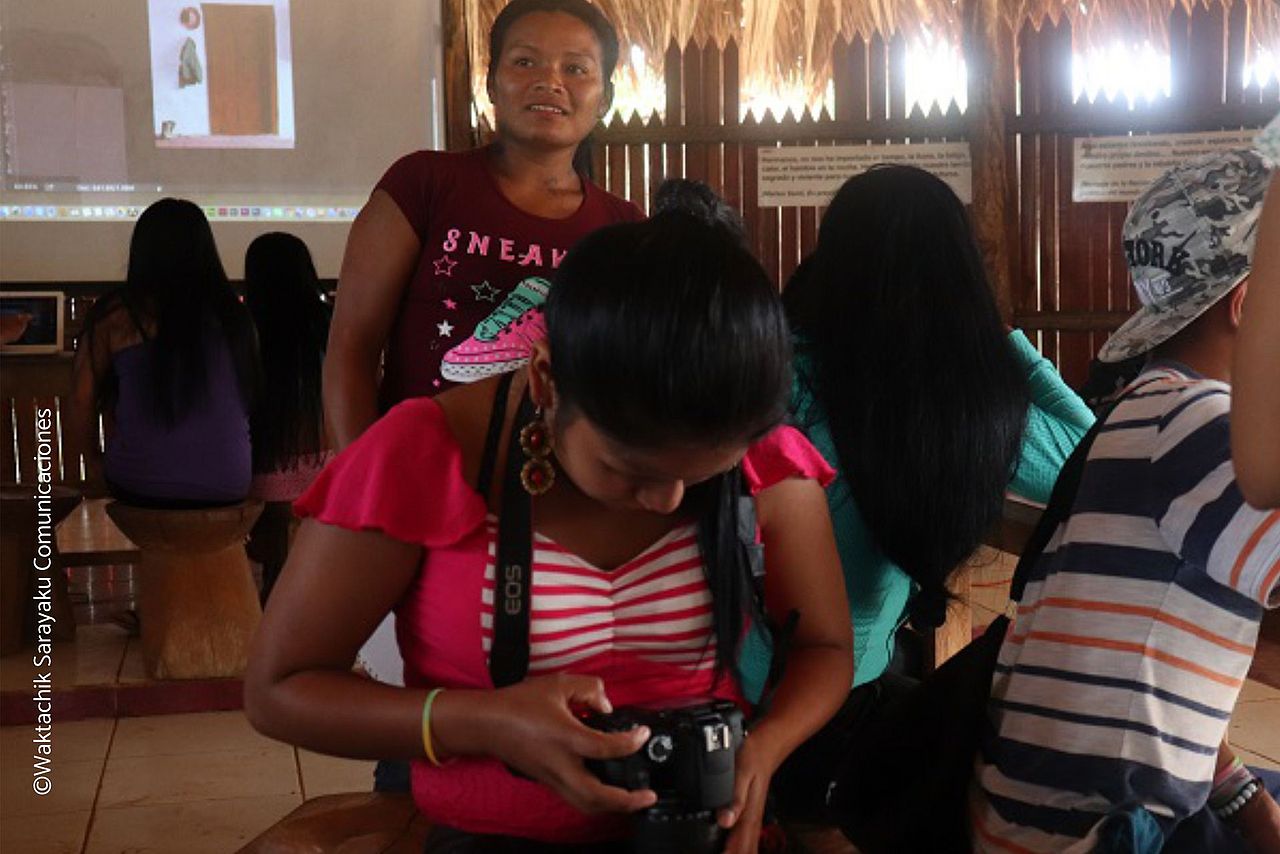 Im Jugendworkshop den Umgang mit einer Digitalkamera lernen. Jugendworkshop Sarayaku/ Ecudaor ©Waktachik Sarayaku Comunicaciones