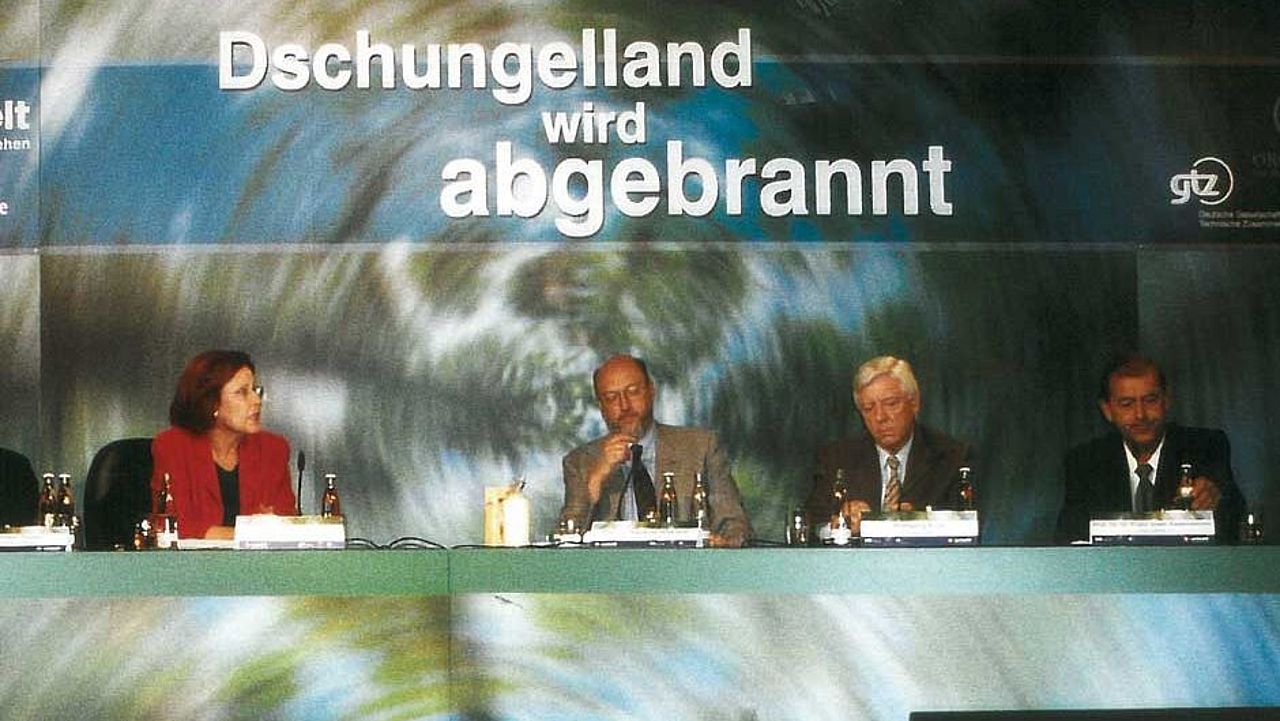 2004 machen wir mit dem ZDF auf die Zerstörung des Regenwaldes aufmerksam ©OroVerde