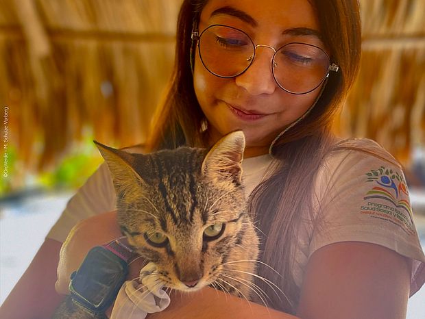 Die Biologin hält eine Katze im Arm. So lange sie sich erinnern kann, liebe sie Katzen, besonders die großen. ©OroVerde – M. Schulze-Vorberg