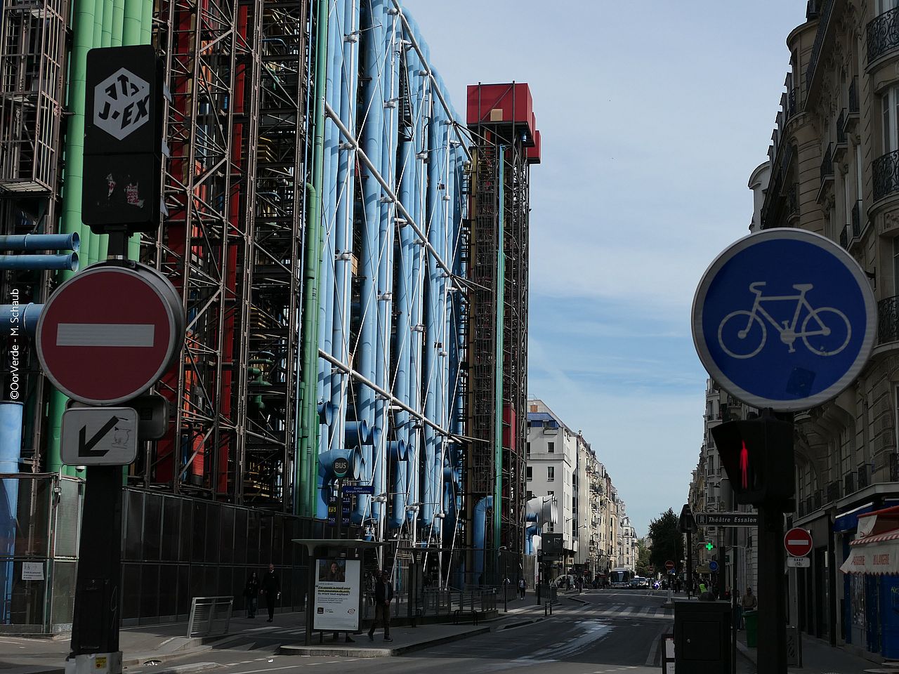Blick auf eine Straße. Links ein Einbahnenstraßen-Schild, rechts ein Fahrradstraßen-Schild.