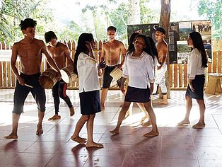 Jugendliche Tanzgruppe in Sarayaku