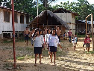 Jugendliche Tanzgruppe in Sarayaku