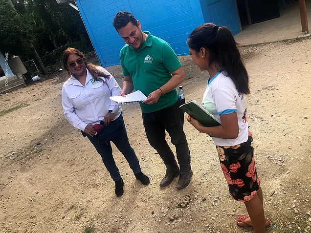 Rosita (r.) erzählt aus ihrem Alltag. Projektmitarbeiter*innen hören aufmerksam zu. 