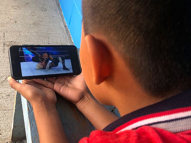 Pause auf der Schulbank mit Wrestling-Videos aus Amerika 