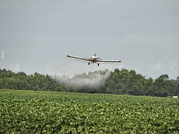 Ein Flugzeug sprüht ein Feld mit Glyphosat ©Pxhere