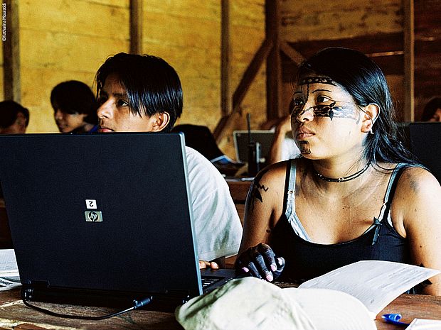 Jugendliche Indigene am Laptop ©K. Mouratidi
