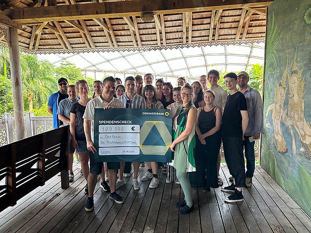 Gruppenbild bei der symbolischen Scheckübergabe im Zoo in Leipzig.