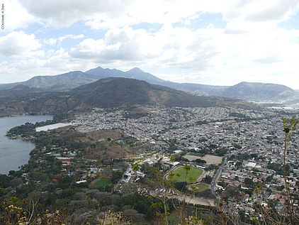 Der Ballungsraum Guatemala Stadt reicht fast bis an die Ufer