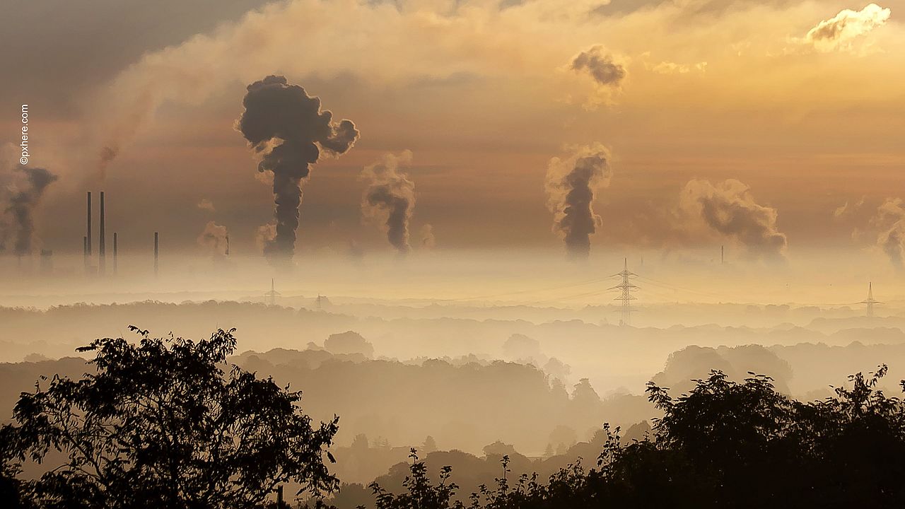 Abgase werden in die Atmosphäre ausgestoßen