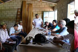 Lagebesprechung mit dem Comités de Cacao de la Sierra de las Minas, den Projektmitarbeitern von FDN und Heifer und Michael Metz von OroVerde. ©OroVerde/Michael Metz