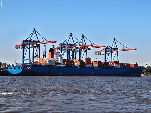Der Transport von Soja um die Welt verursacht an vielen Stellen das Treibhausgas CO2, wie zum Beispiel bei Containerschiffen.