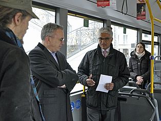 Pressekonferenz im Bus