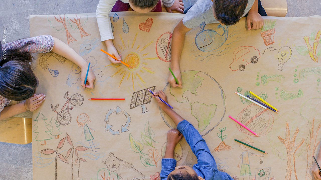 Schüler*innen werden im Projekt dazu ermutigt, am gesellschaftlichen Dialog über Umwelt- und Klimathemen teilzunehmen © iStockphoto/FatCamera © iStockphoto/FatCamera