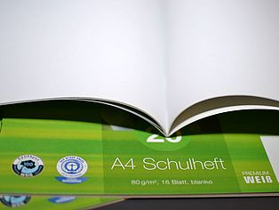 Umweltzeichen und Siegel: Recyclingpapier Schulheft mit dem Blauen Engel und dem Label ÖKOPA ©OroVerde/S. Lauffer