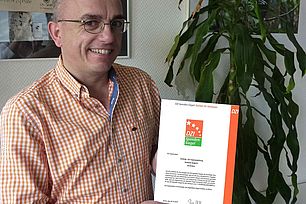 Vorstand Dr. Volkhard Wille hält stolz die Ukrunde 2019/2020 in Händen. ©OroVerde Vorstand Dr. Volkhard Wille hält stolz die Ukrunde 2019/2020 in Händen. ©OroVerde