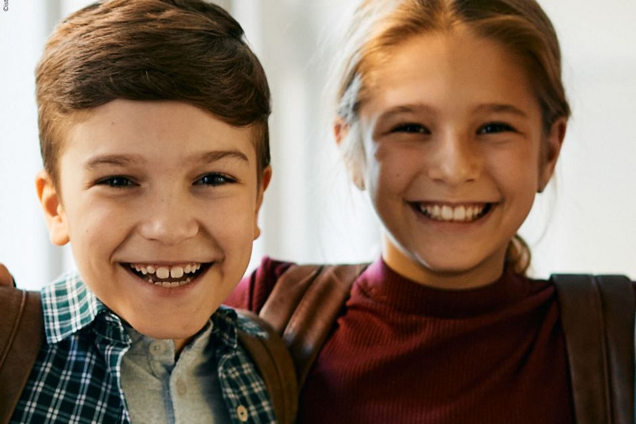 ©istock_Drazen Zigic Die beiden Kinder Maja und Samuel führen durch das Themenheft "Nachricht aus dem Regenwald"