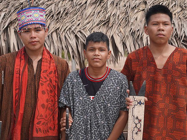 Drei Sarayaku-Indigene 
