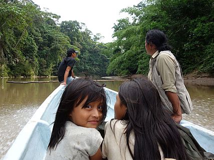In vielen Projekten arbeitet OroVerde mit indigenen Menschen zusammen. Warum ihre Perspektive für den Schutz der Wälder so wichtig ist und wie ihre politische Teilhabe gelingen kann.