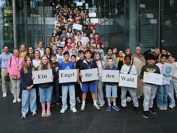 Teilnehmer*innen des Paper-Angels-Wettbewerbs 2026 im Posttower, Bonn.