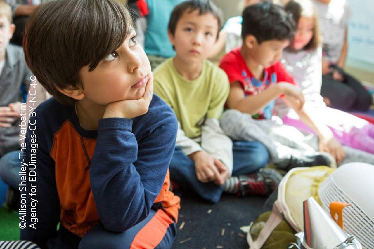 Kind in der Grundschule hört gespannt und neugierig zu. ©Allison Shelley_The Verbatim Agency for EDUimages_CC BY-NC 4.0