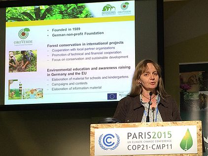 COP21 in Paris: OroVerde-Mitarbeiterin Elke Mannigel bei einem Sideevent der Konferenz
