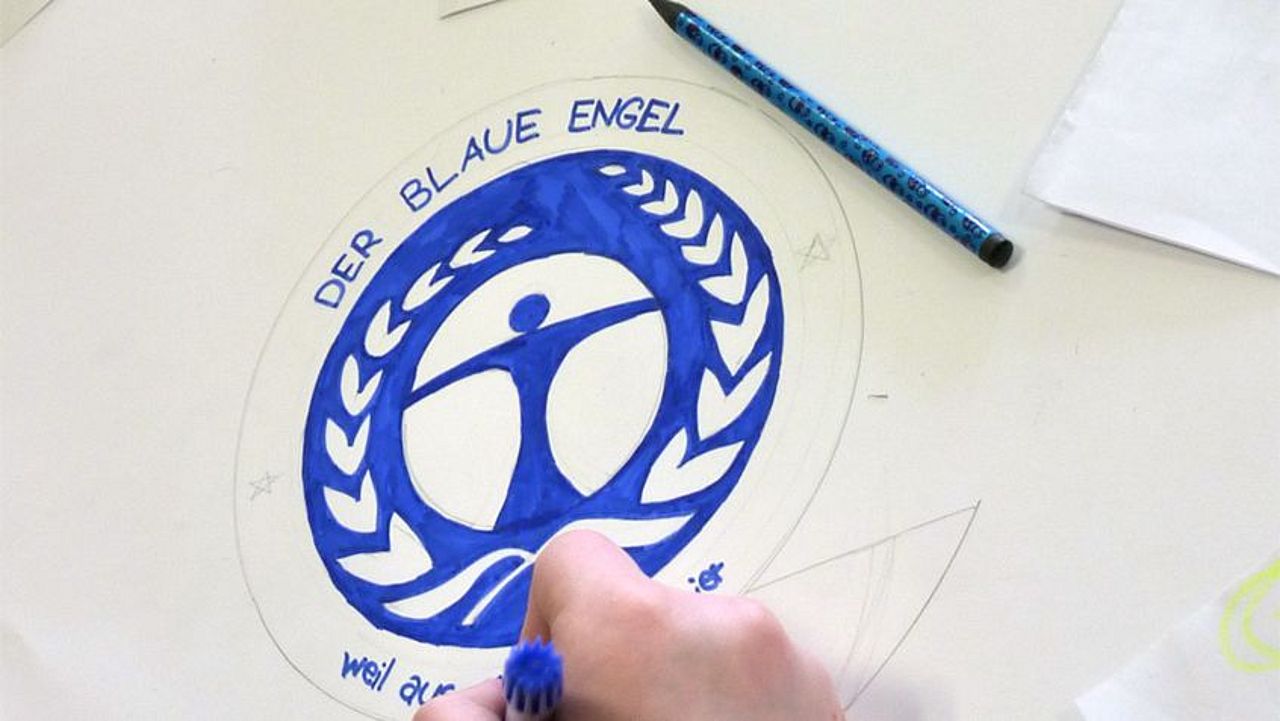 Ein Schüler malt das Logo des "Blauen Engels" ©OroVerde