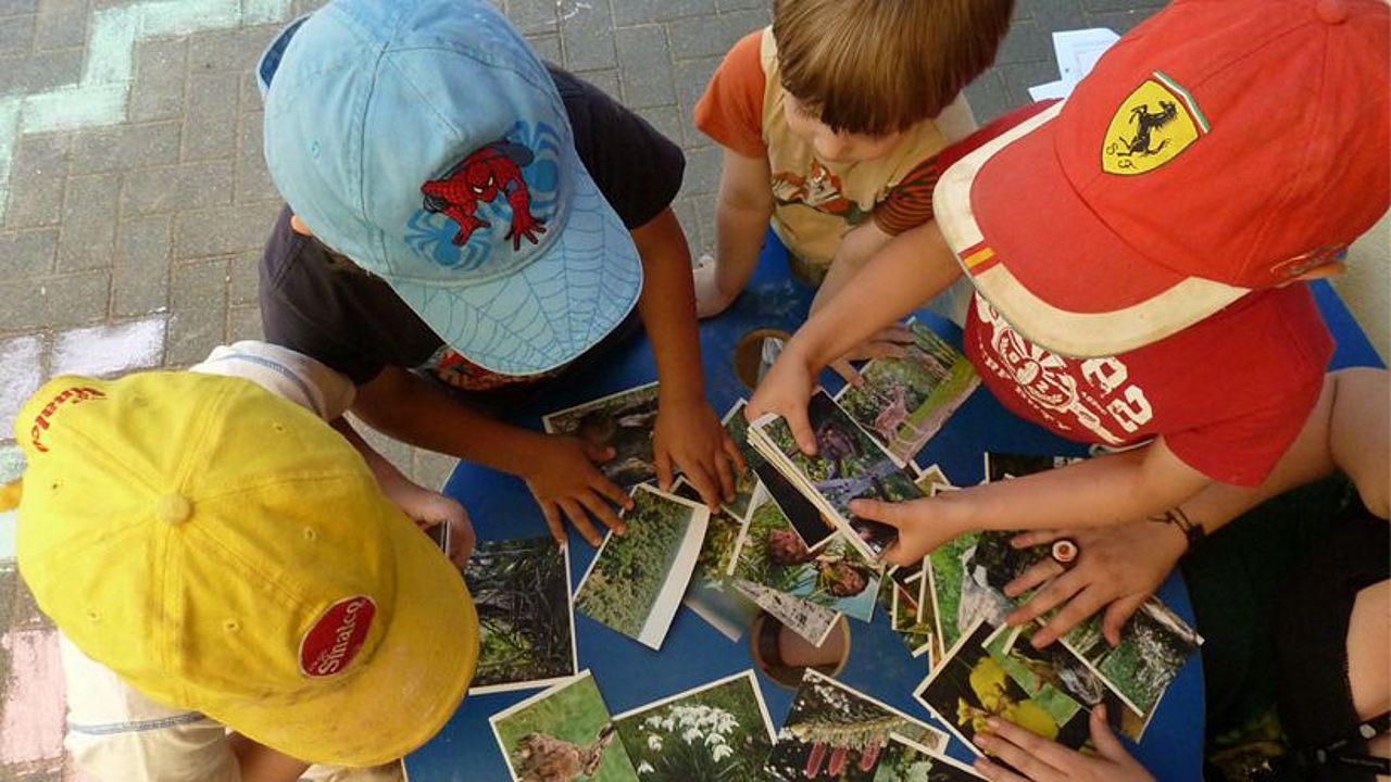 Kindergartenkinder mit Lernkarten