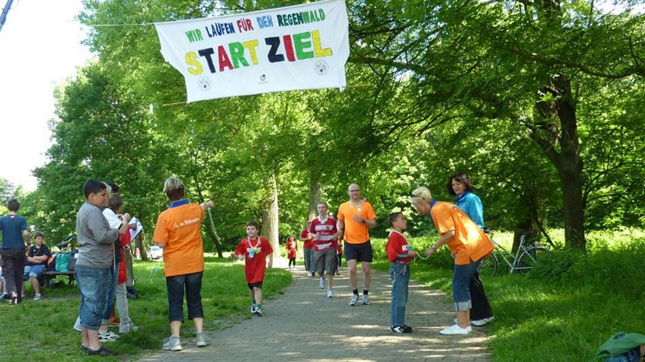 Sponsorenlauf organisieren: Schüler, Lehrer und viele mehr laufen für den Regenwald ©OroVerde