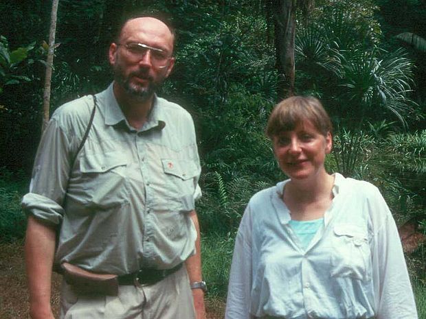 Prof. Manfred Niekisch und Dr. Angela Merkel auf Erkundungstour durch Regenwaldgebiete