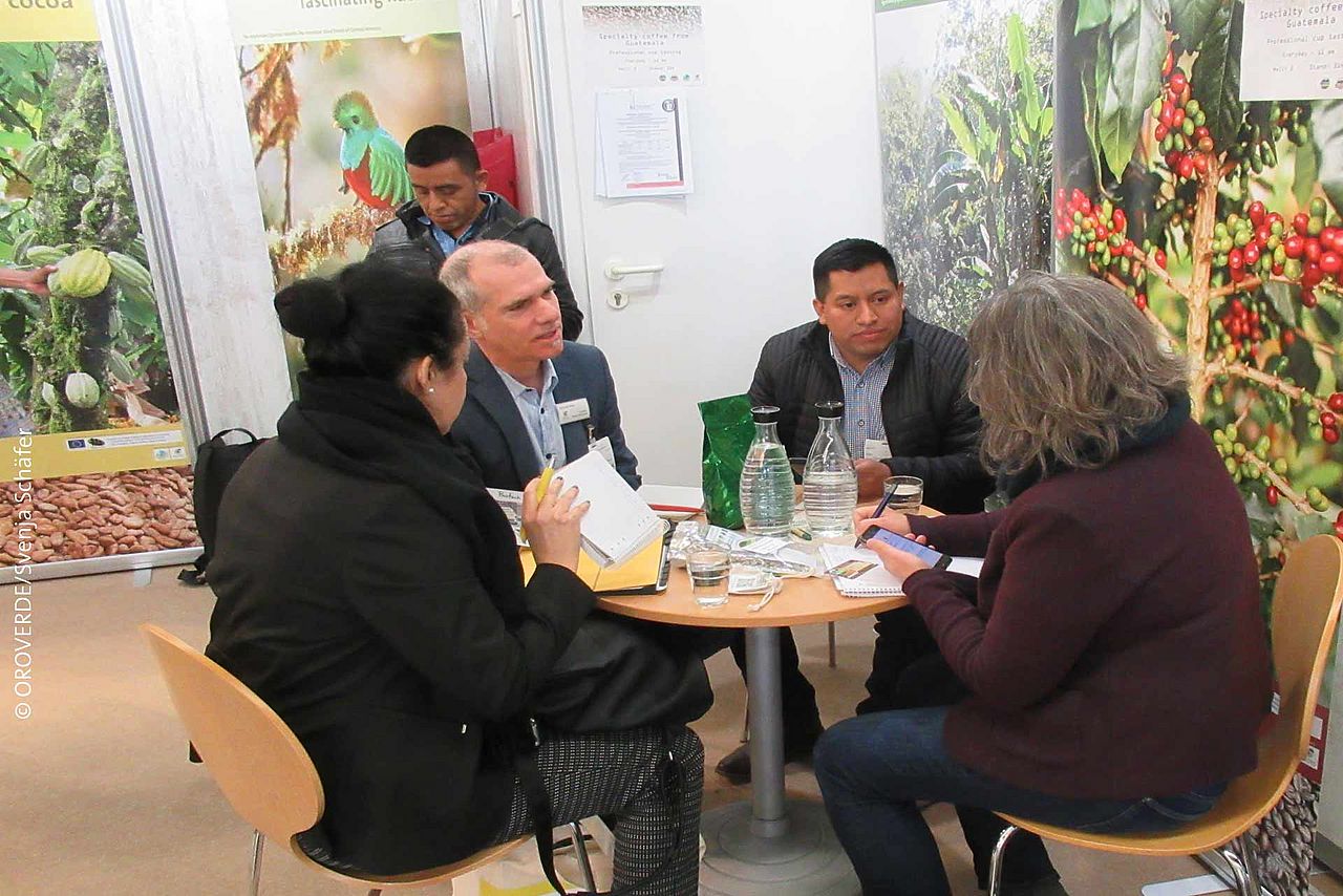 Das Comité de Cacao de la Sierra de las Minas aus Guatemala war eigens für die Biofach nach Deutschland gekommen, um sich über Möglichkeiten der Vermarktung seiner Produkte zu informieren. © Oroverde/ Svenja Schäfer Das Comité de Cacao de la Sierra de las Minas aus Guatemala war eigens für die Biofach nach Deutschland gekommen, um sich über Möglichkeiten der Vermarktung seiner Produkte zu informieren. © Oroverde/ Svenja Schäfer