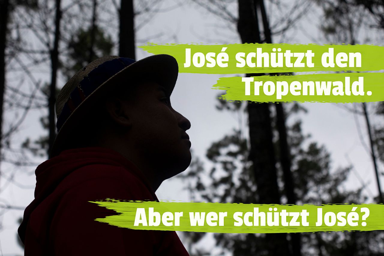 Silhouette eines Mannes im Wald