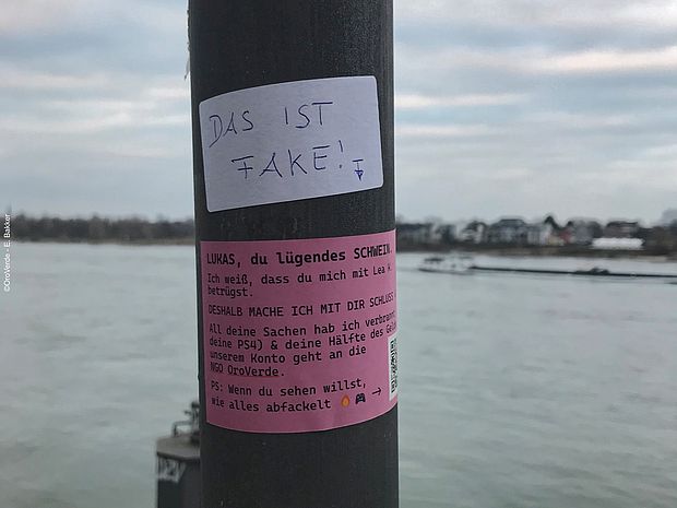 Einer unserer pinken Sticker samt Reaktion