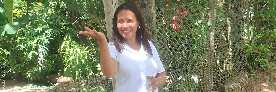 Wendy Jáquez spricht während des Besuchs ihrer Finca mit den Teilnehmenden des KlimaWald-Jahrestreffens und erklärt die Entwicklung ihres Grundstücks. © OroVerde - K. Jularic