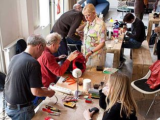 Blick auf freiwillige Helfer in einem Repair-Café-